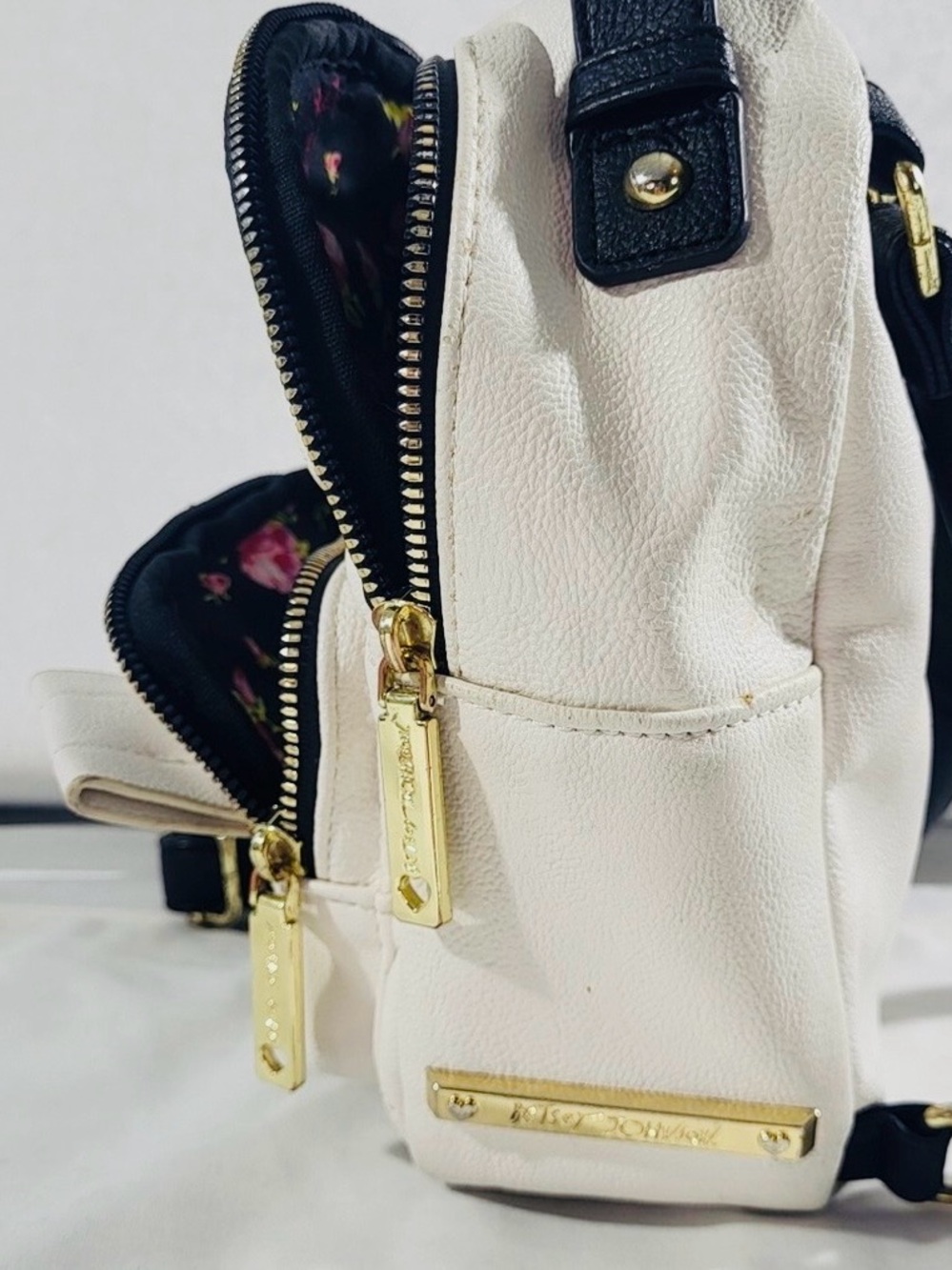 Betsey Johnson White and Black Quilted Mini Backpack NWOT - Picture 4 of 10